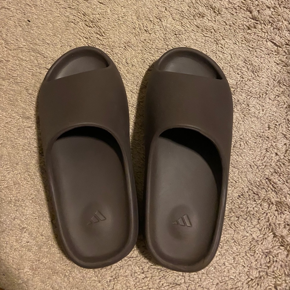 Yeezy Slides Earth Brown